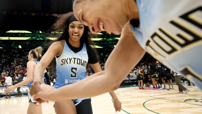 Breaking news about Angel Reese Chicago sky storm 🤔🤔  Angel Reese dominates and extends record streak in Chicago Sky win over Seattle Storm Report