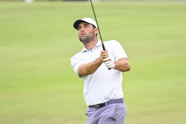 JUST IN::Scottie Scheffler’s cold-blooded shank in PGA Tour finale left golf fans thinking: “One of us”….. full details below ⬇️⬇️⬇️