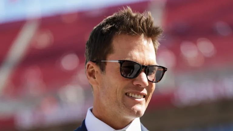 THE UNEXPECTED TWIST: Tom Brady and Smith Unite for a SHOCKING New Beginning…