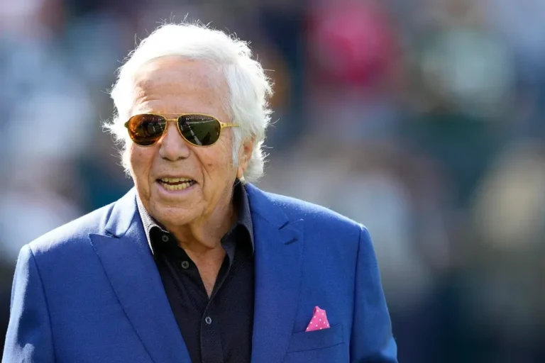 HEARTBREAK IN ENGLAND: The New England community was left in shock after a surprising message from star defensive end Aidan Hutchinson rocked the NFL world. According to Patriots owner Robert Kraft, Hutchinson’s message revealed unexpected news that…
