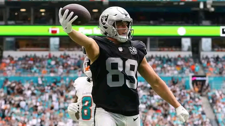 BOWERS’ BREAKOUT YEAR: Brock Bowers’ Jaw-Dropping Highlights from Last Season