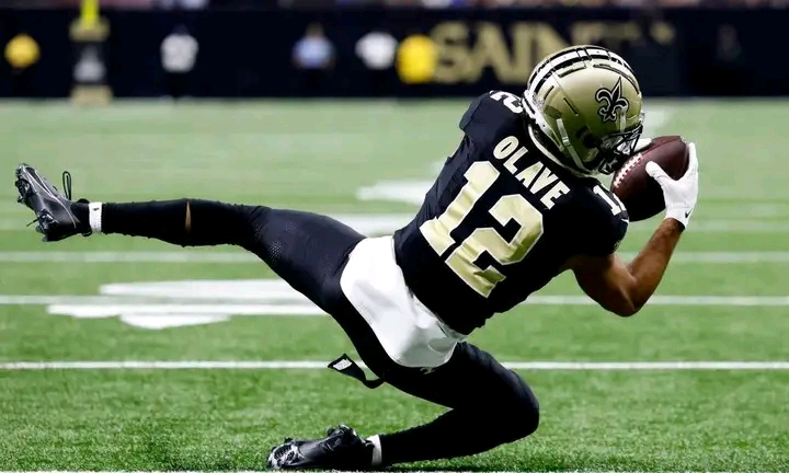 NFL NEWS: New Orleans Saints general manager has announced that the team’s Best Wide-receiver Chris Olave has formally accepted a move to the Carolina Panthers on a 4-year, $92.6 million Guaranteed Deal after a lengthy 23-hours negotiation with the New Orleans general manager, This comes after the New York Jets confirmed and announced that they are out of the race to sign the Wide-Receiver Chris Olave after he rejected their $77.8 million, three-year offer 13 hours ago, in favor of a trade to the Carolina panthers because of his close friend Bryce Young..see more…