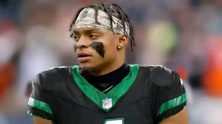 IT IS DONE: New Yort Jets QB Justin Fields stuns fans and leave Head Coach Aaron Glenn Speechless with Major Announcement concerning…..