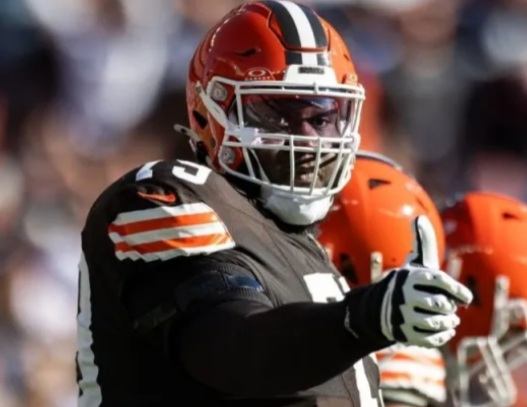 According to an ESPN reporter this morning, after he was reported to have turned down a 3-year, $140.7 million deal proposed by the 49ers, it has officially been announced by ESPN that the Chicago Bears have officially inked a sensational deal with the ex-Philadelphia Eagles 4-star All-Pro, who is the Cleveland Browns franchise left tackle, on a 5-year, $290.8 million blockbuster deal. It is confirmed that the deal was officially approved and inked, but…