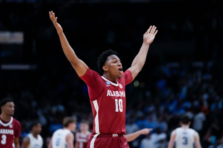 “Bluegrass Bound: Kentucky Secures Former Alabama Forward in Key Transfer Portal Addition”