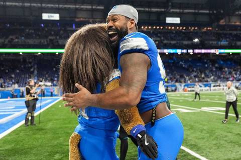 Lions’ Za’Darius Smith Turns Heads at Pistons Game with Well Known Music Star