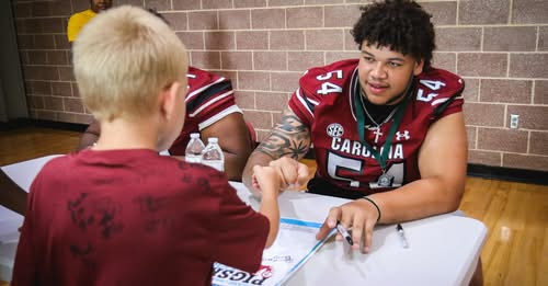 “Former Four-Star Offensive Lineman Enters Transfer Portal After Leaving South Carolina”