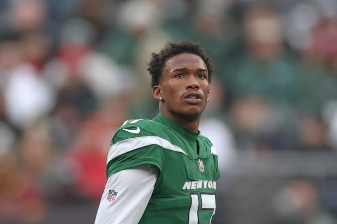 BREAKING: After Long Protracted Negotiation between both Franchise an agreements has been reached as Chicago Bears has successfully traded for New York Jets disgruntled Best Wide-Receiver Garrett Wilson, According ESPN Sources, the 24-year old star wide-receiver rejected new contracts offer from New York Jets in favor of a blockbuster 4-year $140 million move to Chicago Bears due to…..
