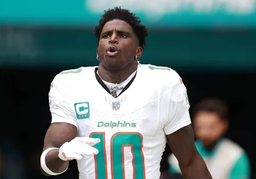 NFL NEWS: Miami Dolphins general manager has announced that the team’s Fastest Wide-Receiver Tyreek Hill has formally accepted a move to the New England Patriots on a 4-year, $132.6 million Deal after a lengthy 14-hour negotiation with the Miami Dolphins general manager, This comes after the Baltimore Ravens confirmed and announced that they are out of the race to sign the Cheetah after he rejected their $117.8 million, see more…