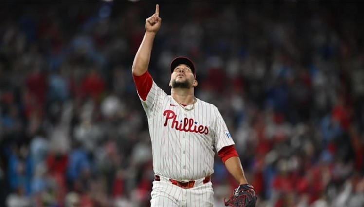 The Chicago Cubs have signed Carlos Estévez to a $33 million contract.