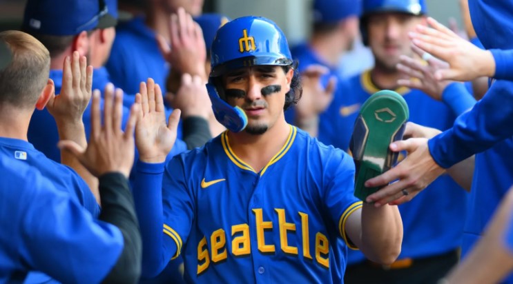 The Chicago Cubs have strengthened their roster by acquiring a veteran utility player.
