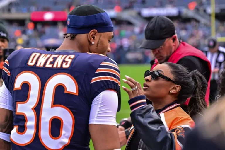 Simone Biles Cheers For Jonathan Owens In Lions-Bears Game