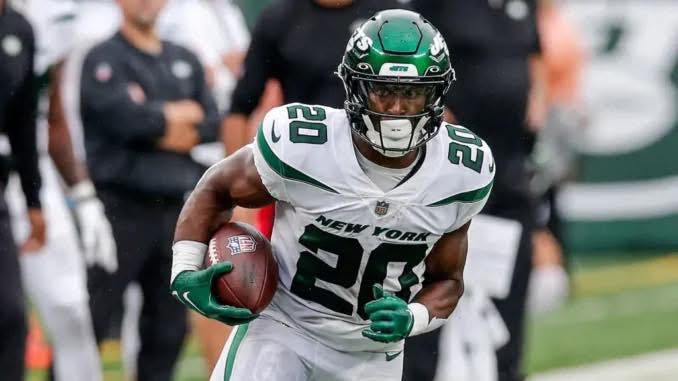NFL-NEWS: Dallas Cowboys have officially announced the signing of New York Jets star Running Back after he officially signed a 3-years $97.9 Million deal with Jerry Jones & Dallas Cowboys 10-Minutes ago, as per ESPN reporter, the New York Jets franchise Running Back was confirmed as new Cowboys New Running Back 5-minutes ago through Both Franchise Social Media Post, However, Following his 4-years $97.4 million Max Contracts, This trade was a Successful transactions, For Both Parties As New York Jets Will Receive Multiple Draft Picks in Exchange Dallas Cowboys Will Have A Solid Running Back Entry the New NFL Season, However, Sadly…..