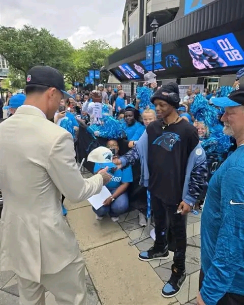 “Carolina Panthers’ Tetairoa McMillan Shares Heartwarming Moment with Majae, a Brave 15-Year-Old Cancer Fighter”