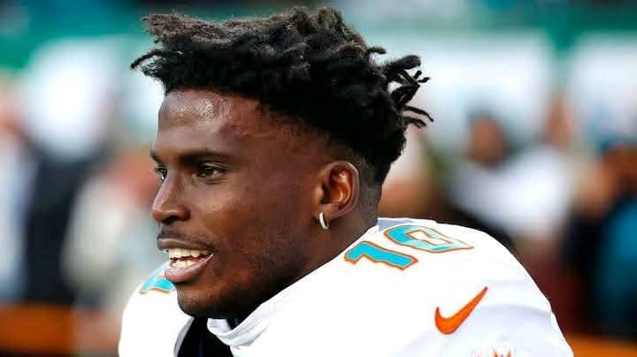 “Tyreek Hill Stuns NFL: Signs $132.6M Deal with Patriots After 14-Hour Negotiation, Leaves Dolphins and Ravens in the Dust”