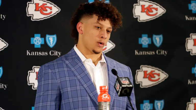 “BREAKING: Patrick Mahomes to Join Raiders Under Pete Carroll — NFL Stunned as Chiefs Superstar Switches Sides