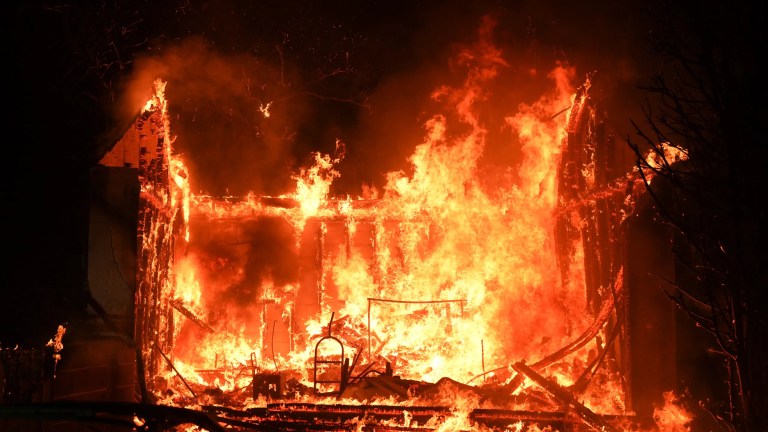 HEARTBREAKING: Few minutes ago Devastating fire burn down the Biggest Restaurant in Chicago Bulls Causing Devastating Lost of Life and Properties……..
