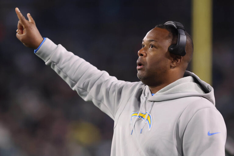 BREAKING NEWS: Former Las Vegas raiders head coach Chris Beatty who is now the Interim Defensive Coordinator for Chicago bears sent a message to Mark M Davis, Las vegas Riaders owner concerning…