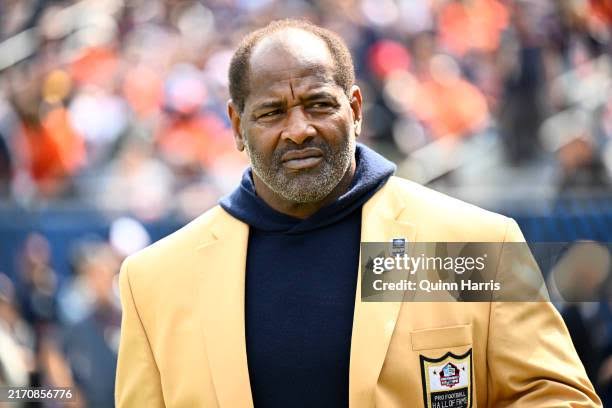 BREAKING NEWS: Excitements Hit Soldier Field stadium as former Chicago Bears legend Richard Dent has Returned to former team as a senior coaching…see more….
