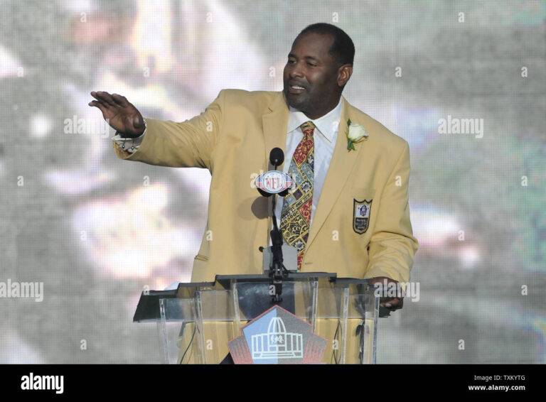 BREAKING NEWS: Excitements Hit Soldier Field stadium as former Chicago Bears legend Richard Dent has Returned to former team as a senior coaching…see more